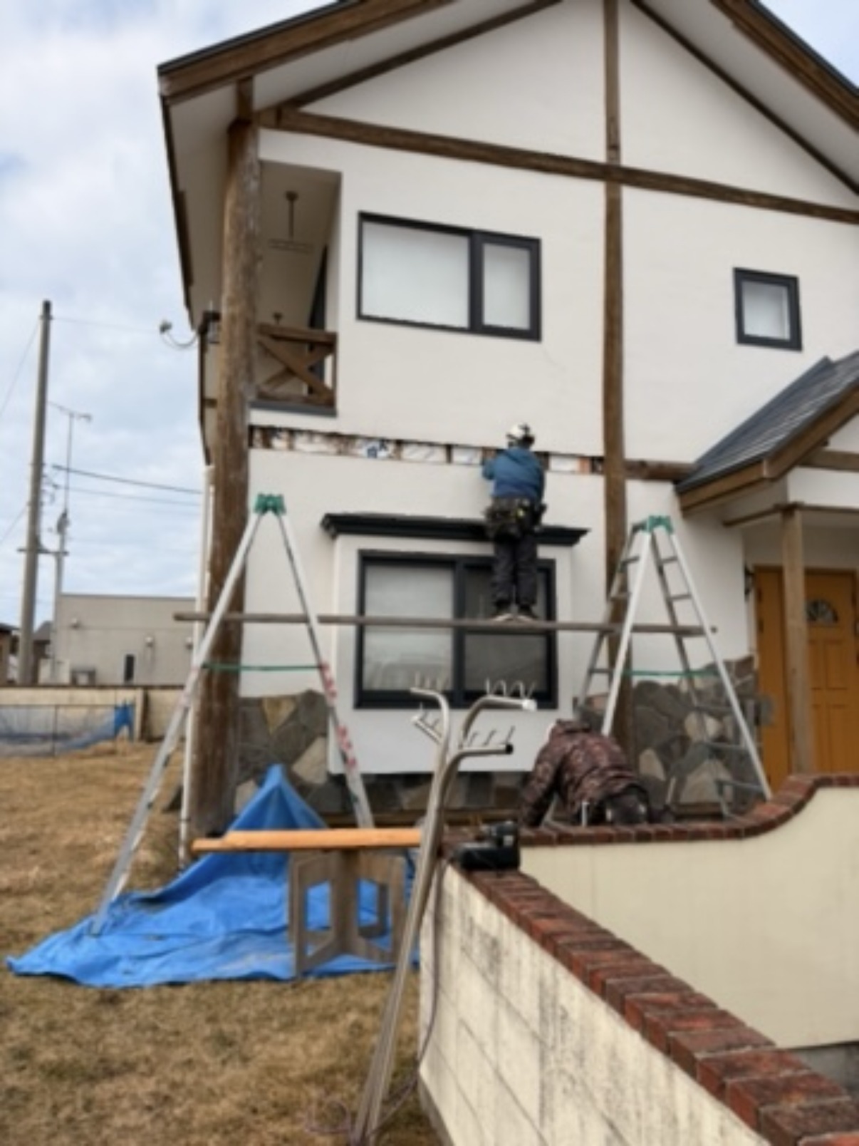 劣化した化粧梁を取り外して交換しているところ